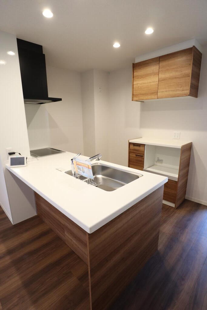 キッチン　対面式キッチン、キャビネットも完備しています♪