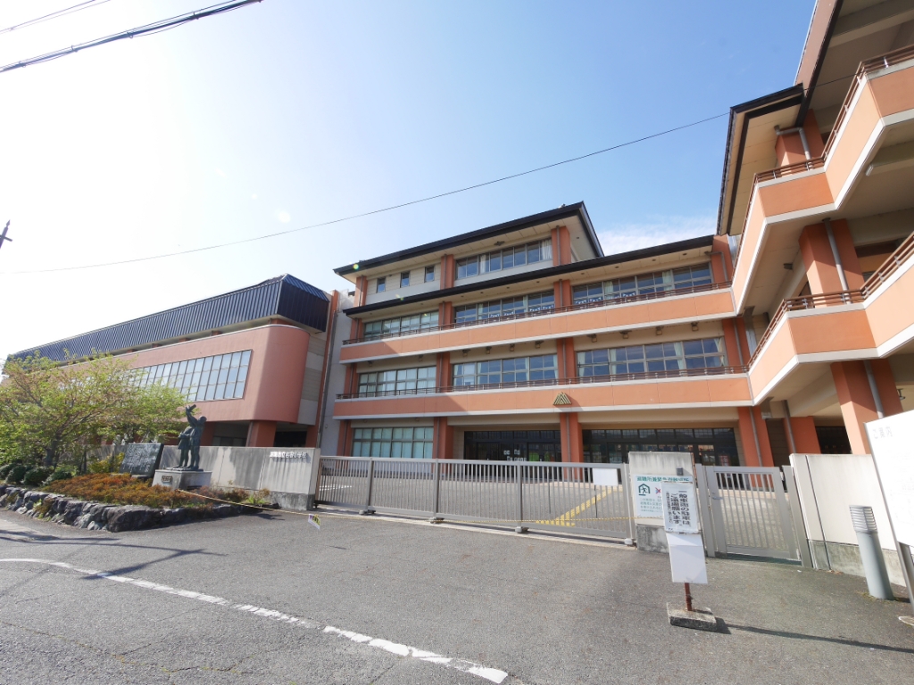 小学校　湖南市立岩根小学校（小学校）まで1141m