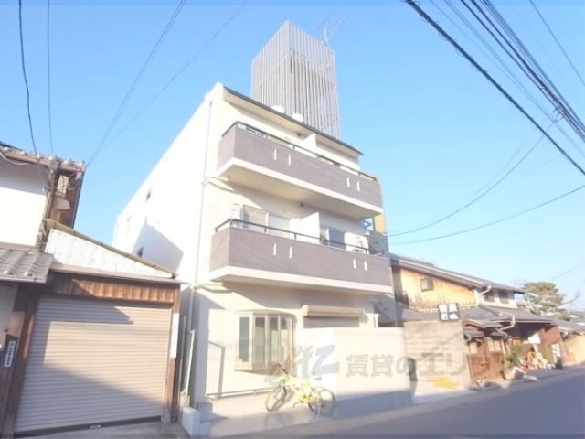 京都市西京区樫原下ノ町のマンションの建物外観