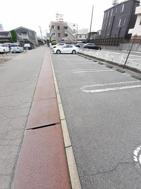 【新居浜市徳常町のマンションの駐車場】