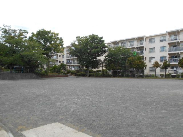 横浜市緑区長津田町のアパートの公園