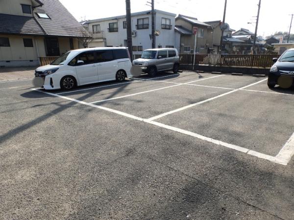 【ドミール21の駐車場】