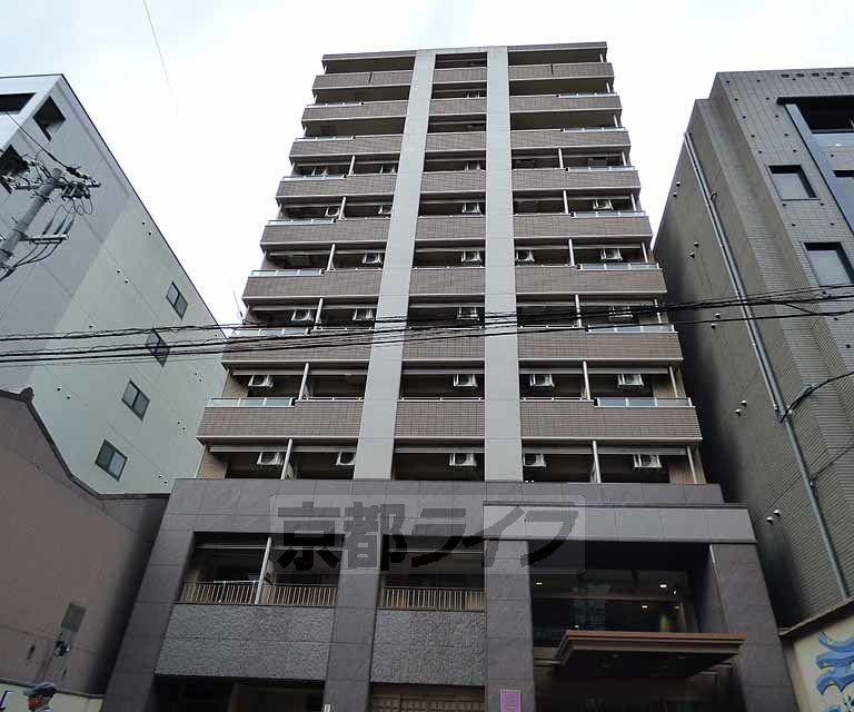 京都市中京区占出山町のマンションの建物外観