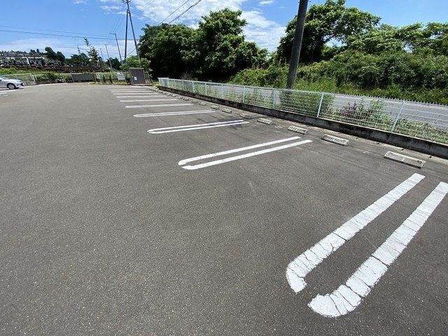 【柴田郡柴田町大字船迫のアパートの駐車場】