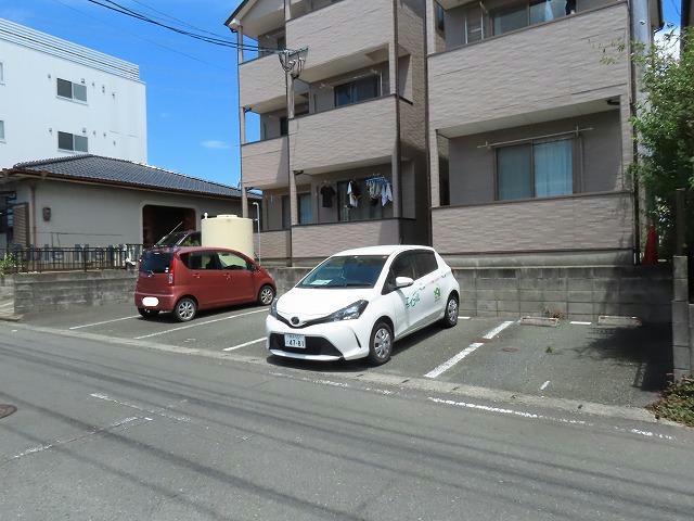 【菊池郡菊陽町大字津久礼のアパートの駐車場】