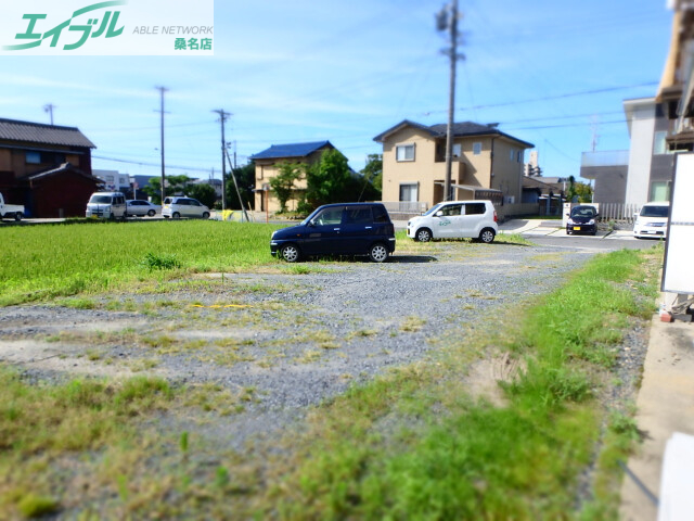 【三重郡川越町大字豊田のアパートの駐車場】