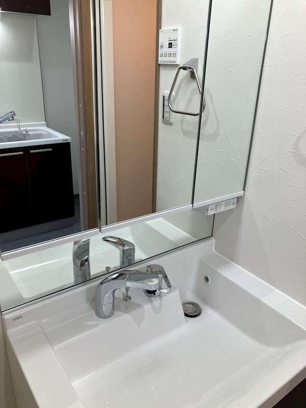 洗面設備　三面鏡洗面化粧台