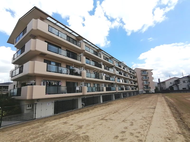 久世郡久御山町島田のマンションの建物外観