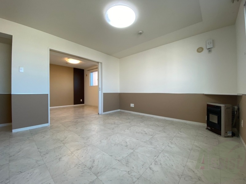 居室・リビング　リビングは白を基調としていて明るい印象ですね！