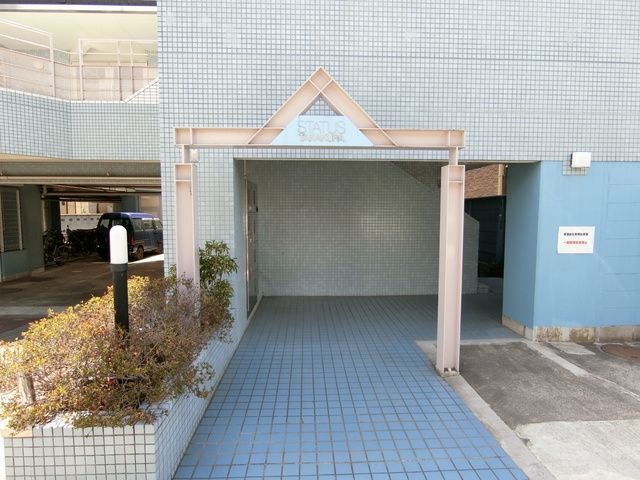 【八王子市高倉町のマンションのエントランス】