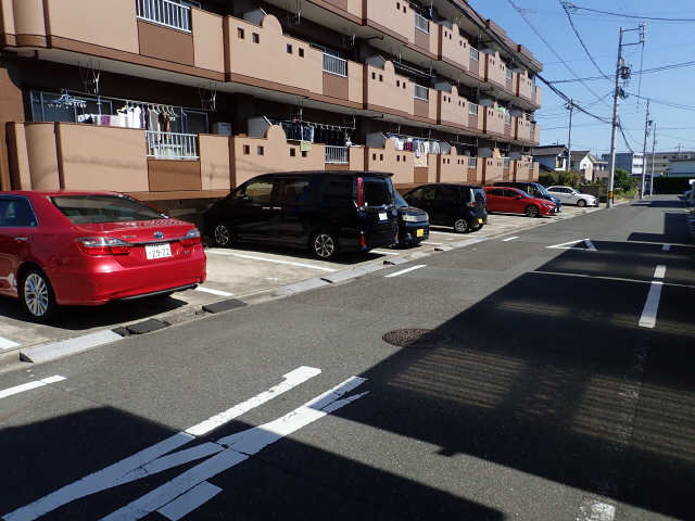 【シャルル安藤IIの駐車場】