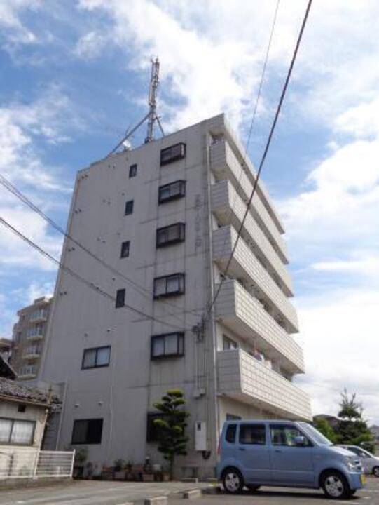 松山市鷹子町のマンションの建物外観