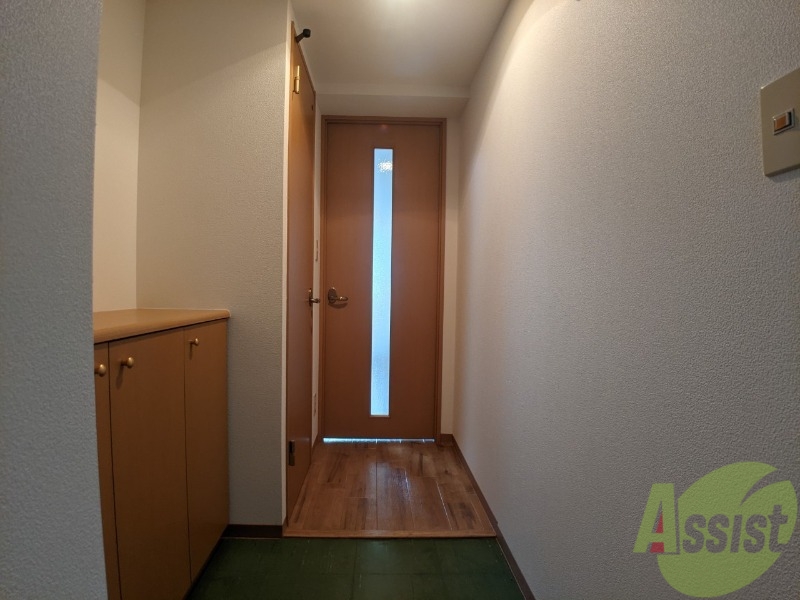 玄関　玄関です。すぐ広いリビングにつながっています。