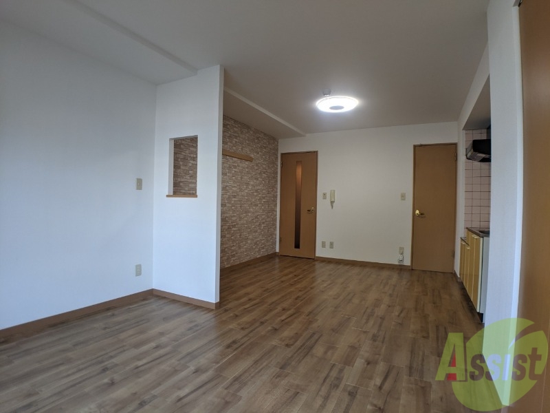 居室・リビング　リビングです。木目のフローリングが落ち着きますね。