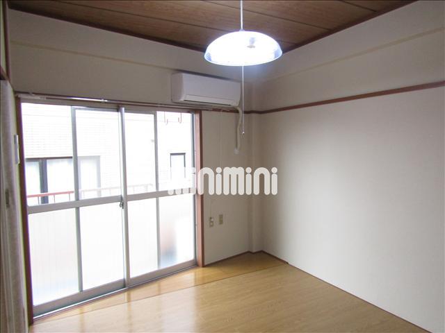 居室・リビング　明るい日差しが入り込むお部屋です