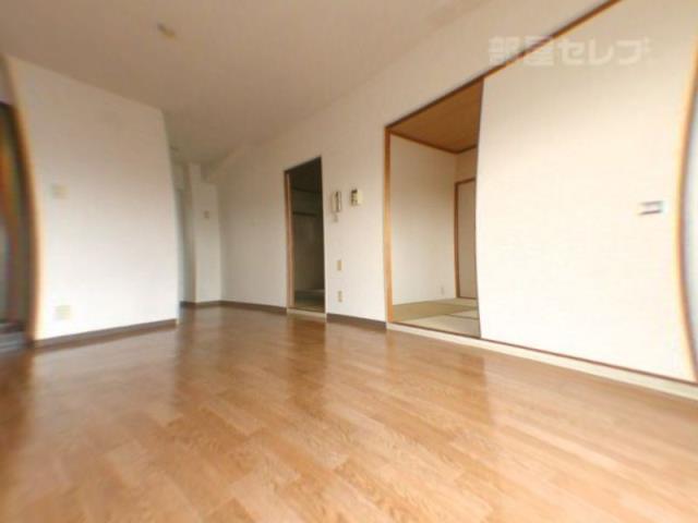 居室・リビング　縦長なので、物の配置がしやすいですね。