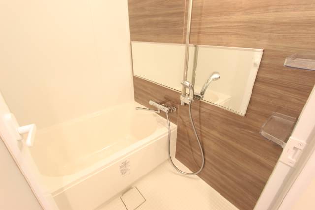 バス・シャワールーム　お風呂のカラーパネルもおしゃれ