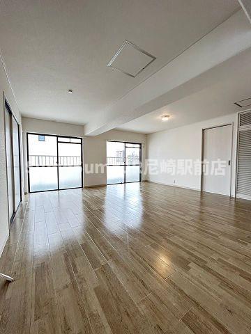 居室・リビング　こちらのリビングで趣味の時間をお楽しみください