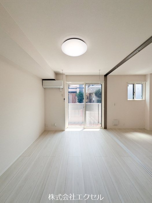 居室・リビング　エアコン完備の明るい室内です。