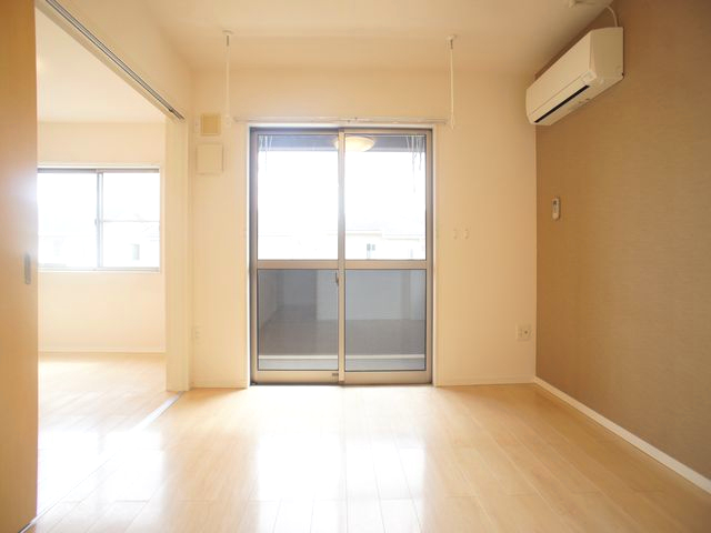 居室・リビング　快適に過ごせるエアコンと便利な室内物干しが付いています♪