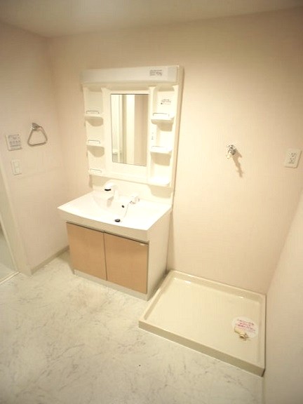 洗面設備　洗髪洗面化粧台と洗濯機置き場があります♪