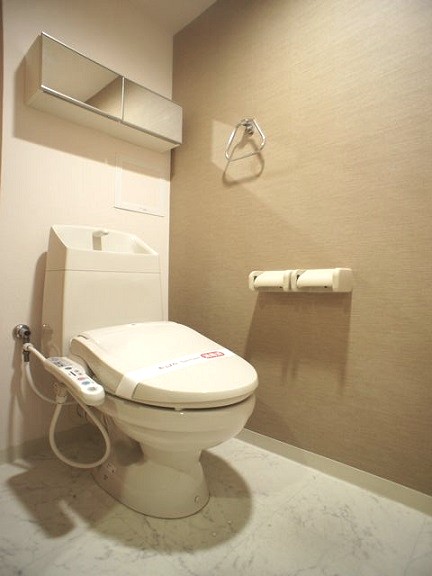 トイレ　温水洗浄暖房便座機能付きです♪