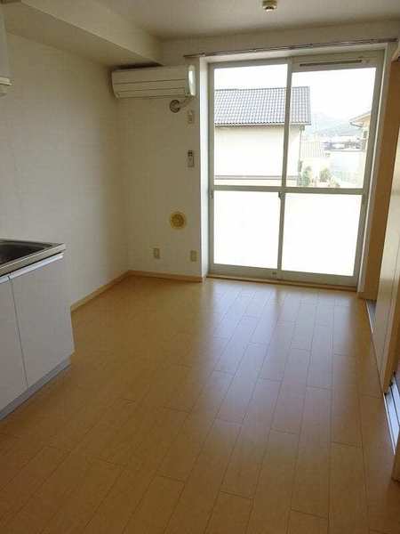 居室・リビング　同じ建物の別のお部屋