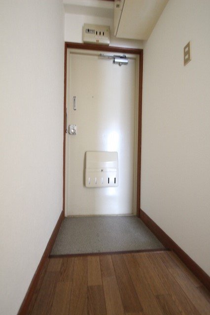 玄関　同物件、別号室のものです。