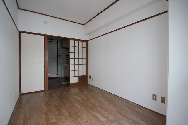 居室・リビング　同物件、別号室のものです。