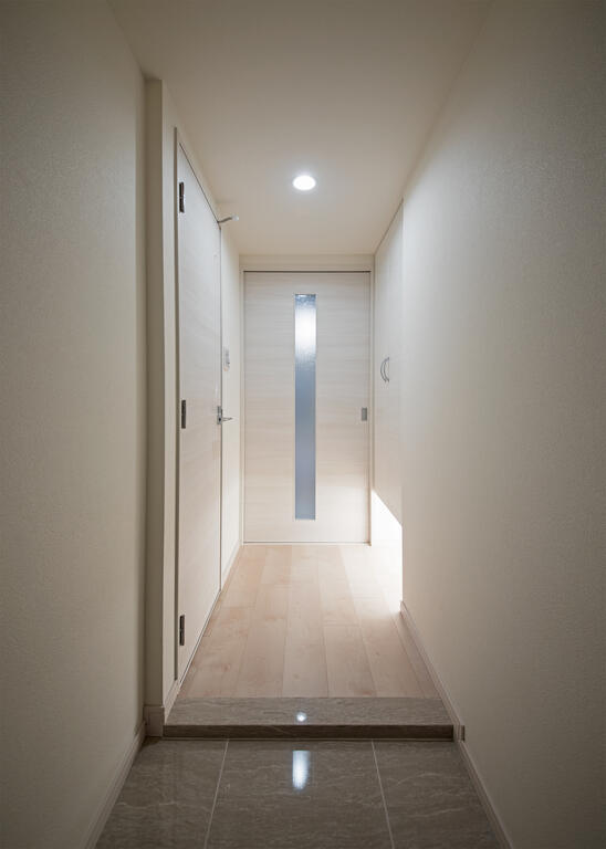 玄関　ダウンライト付玄関収納