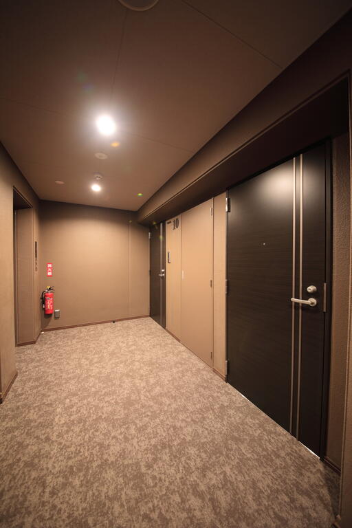 その他共有部分　絨毯張りの共用廊下