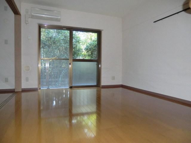 居室・リビング　リビングにエアコンあります