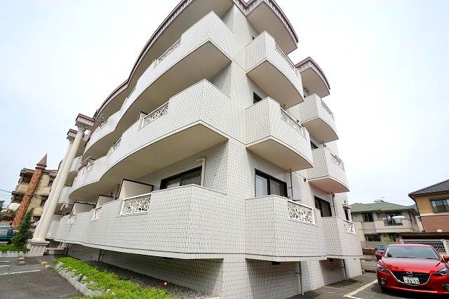 ウエストシャトーの建物外観