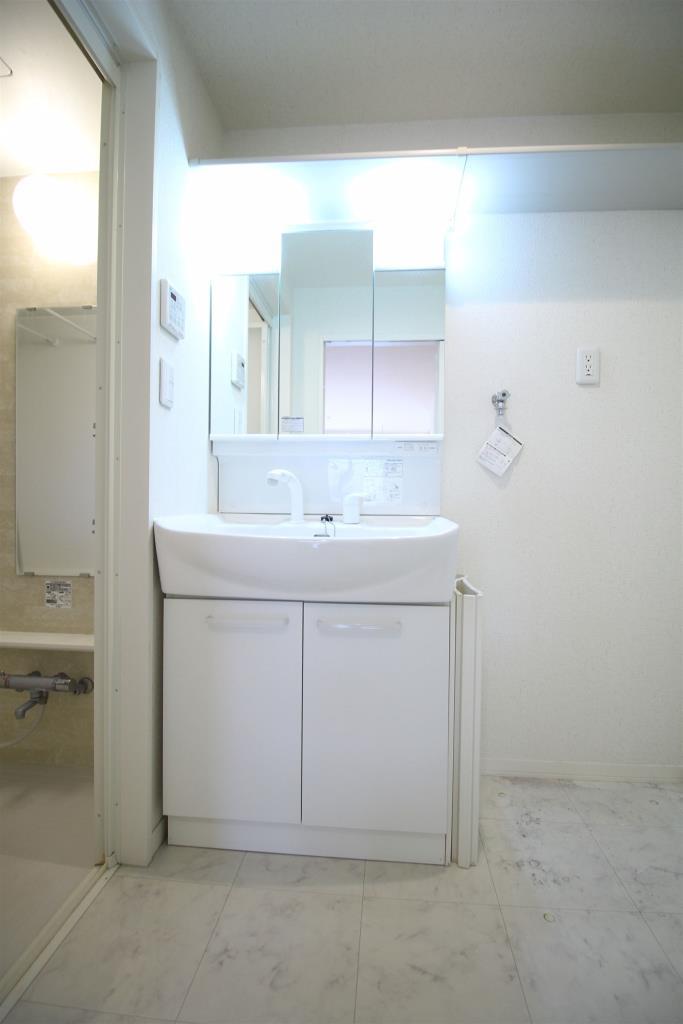 洗面設備　大きめの洗面台で身支度もラクラク