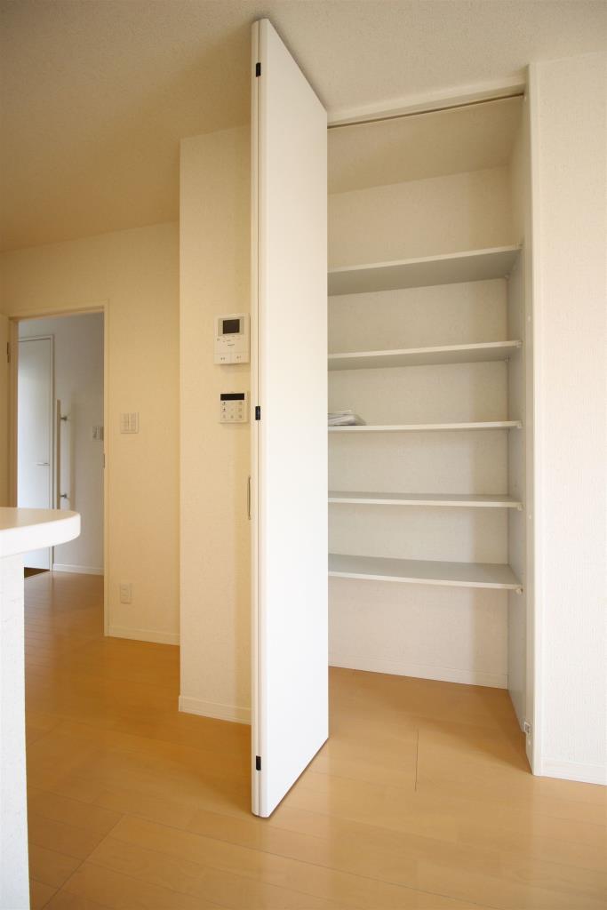 バルコニー　リビングにも収納スペース
