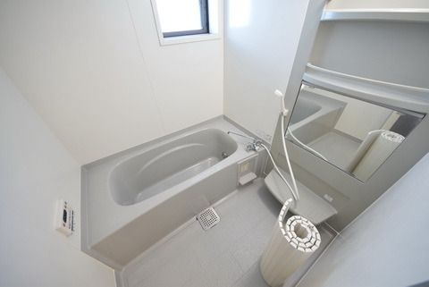 バス・シャワールーム　足を伸ばせる1坪バス　窓付き