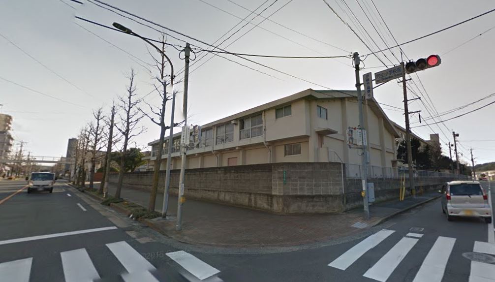 小学校　北九州市立穴生小学校（小学校）まで633m