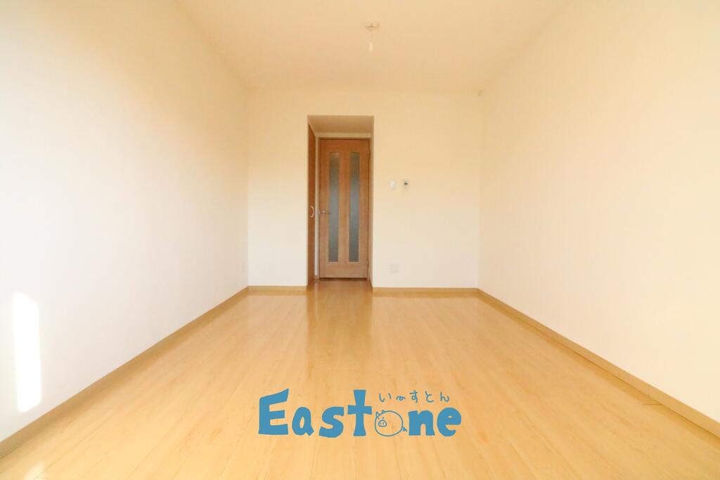 居室・リビング　白を基調としたお部屋で、家具の色が映えます。