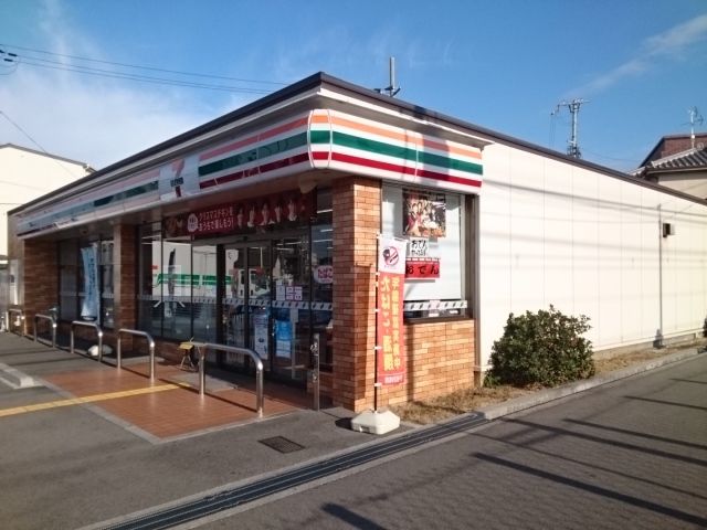 コンビニ　セブンイレブン様（コンビニ）まで300m