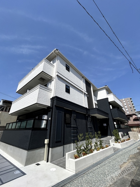 建物外観　防犯カメラとオートロックで防犯面は安心です。