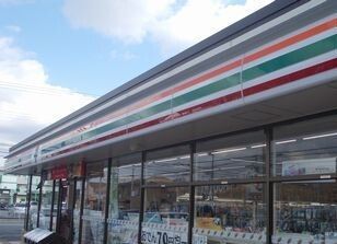 コンビニ　セブンイレブン（コンビニ）まで300m