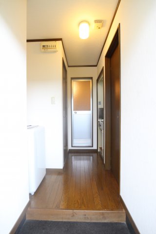 玄関　※同建物別部屋の参考写真です。