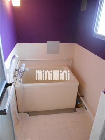 バス・シャワールーム　窓が付いて明るいお風呂です