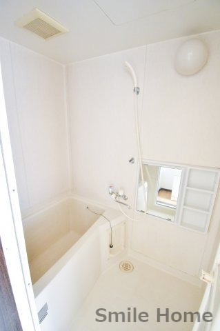 バス・シャワールーム　ちょうどいいサイズのお風呂です。お掃除も楽にできますよ。