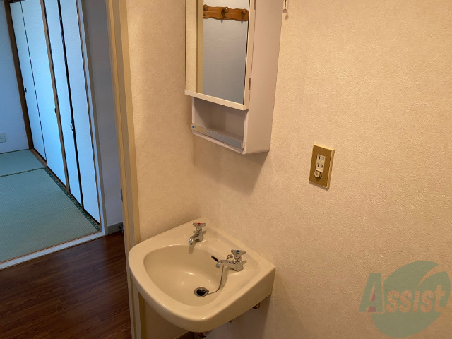 洗面設備　洗面台はシンプルなつくりで手入れがしやすそうですね。