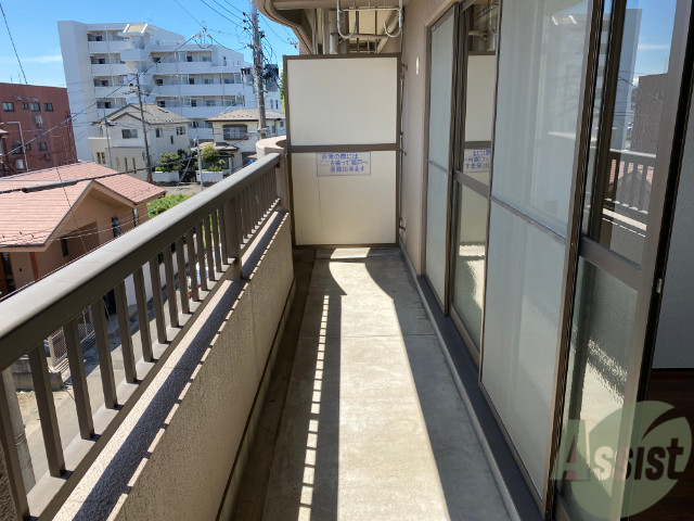 バルコニー　バルコニーは洗濯物を干すのに十分な広さがありますね。