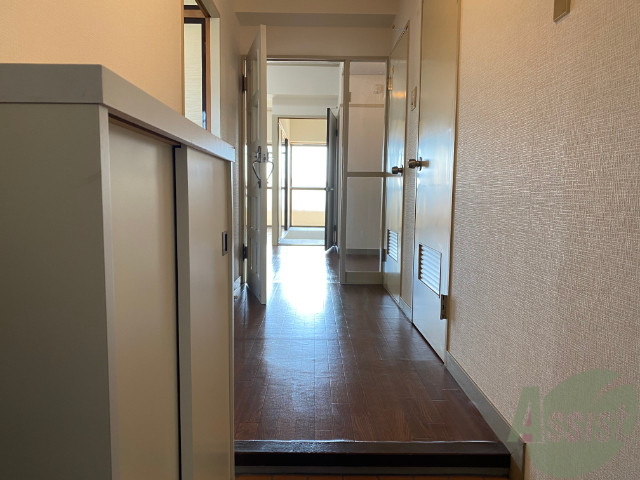 玄関　玄関から撮影しました。明るい印象ですね。