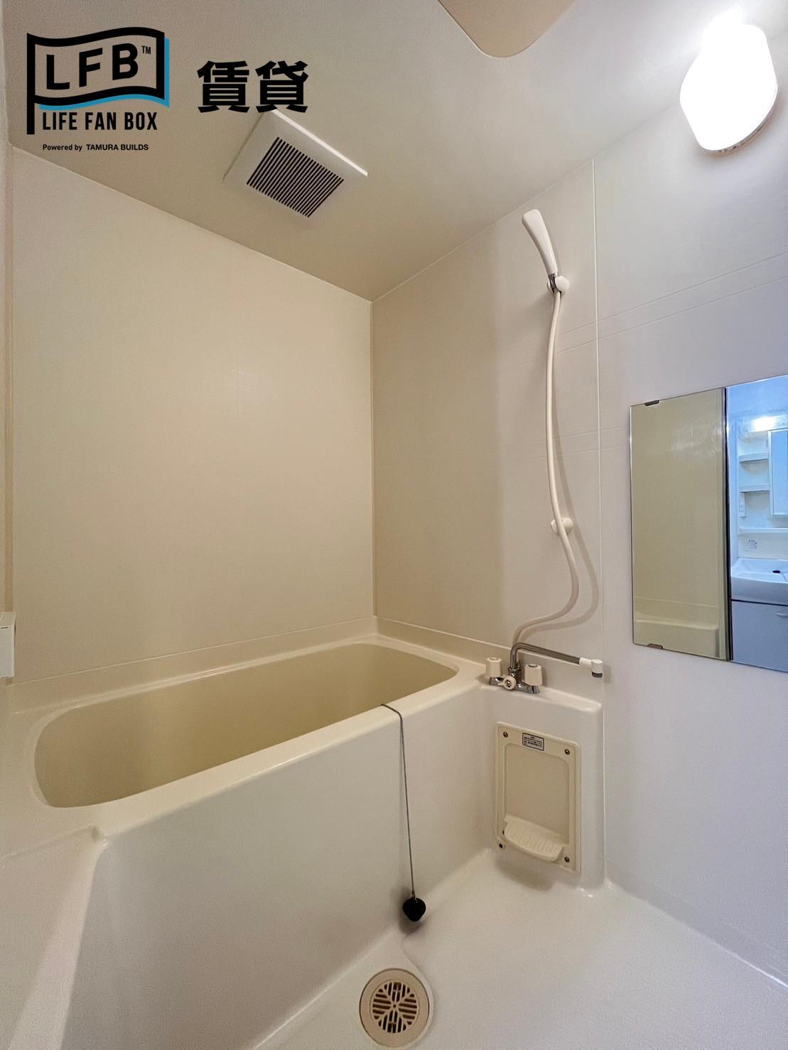 バス・シャワールーム　※反転間取り601号室の室内写真です。壁紙や床の色、仕様が異