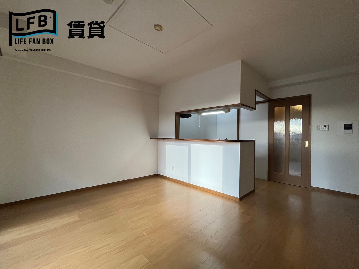 居室・リビング　※反転間取り601号室の室内写真です。壁紙や床の色、仕様が異