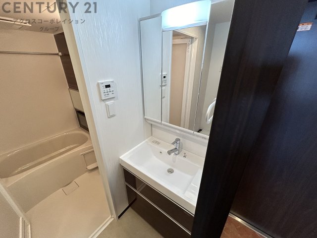 洗面設備　収納豊富な独立洗面化粧台付き！